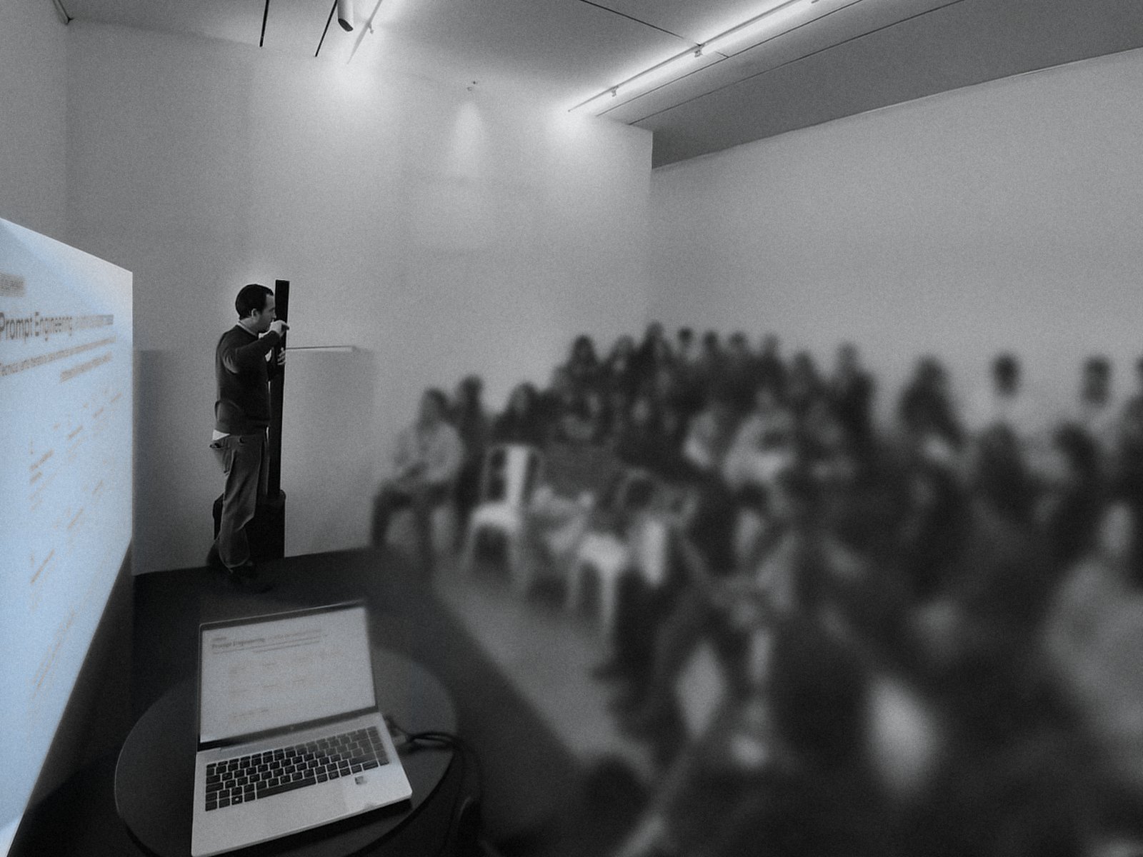 Andrés Vergara junto a la pantalla, frente a una sala llena.